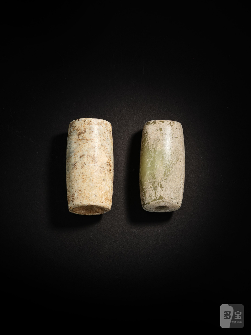 新石器時代　玉管　一組兩件 | AN CALCIFIED JADE BEAD AND A PALE GREEN JADE BEAD - 图4
